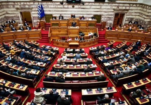posa pairnei enas vouleutis